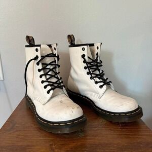 White Doc Martens‎